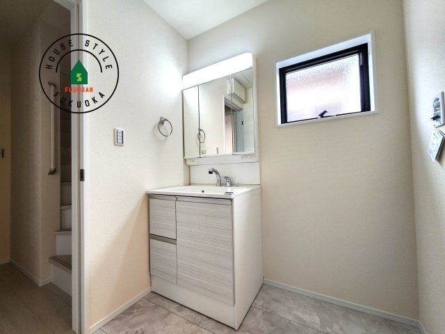 福岡市城南区七隈2丁目第6-2棟（2号棟）の独立洗面台|毎日使うものだから清潔な空間を保ちたい水回り。洗面にはそんな願いを解消させてくれる収納アイデアが満載です。三面鏡の裏側にはキャビネットが現れ小物から背の高い物まで収納できます。