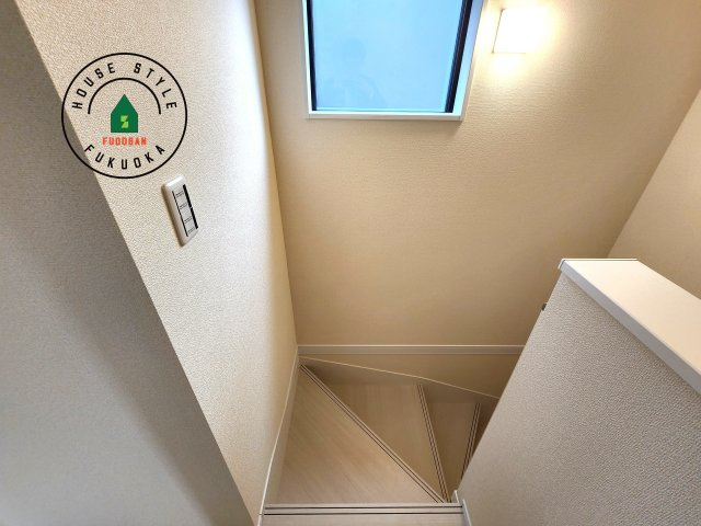 福岡市城南区七隈2丁目第6-2棟（2号棟）の内装|＜手すり付階段＞手すりがないと階段の昇り降りで危険なことはもちろん、壁に手をつきながら歩くことで壁紙が汚れやすくなります。すべての方に快適に昇り降りしていただくため、手すりを設置しました。