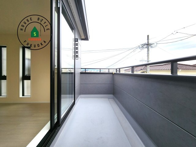 福岡市城南区七隈2丁目第6-2棟（2号棟）のバルコニー|風をしっかりと感じられるバルコニーでは、毎日が洗濯日和です。広々としているので洗濯も楽しくなるでしょうし、気分転換にバルコニーからの眺めを楽しむのもいいでしょう。