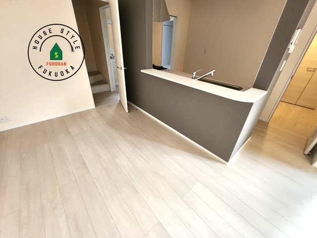 福岡市城南区七隈2丁目第6-2棟（2号棟）のダイニング|キッチンから立ち込める香りが今日の料理を期待させます。