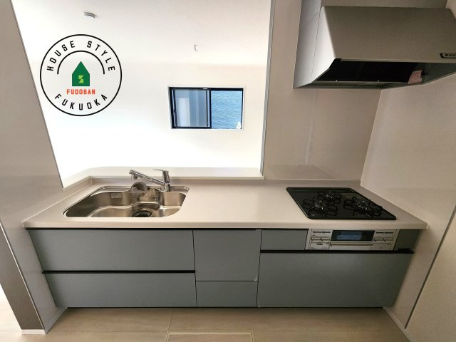 福岡市城南区七隈2丁目第6-2棟（2号棟）のキッチン|ご家族を近くに感じられる対面キッチンのLDK。会話もはずみそうですね。