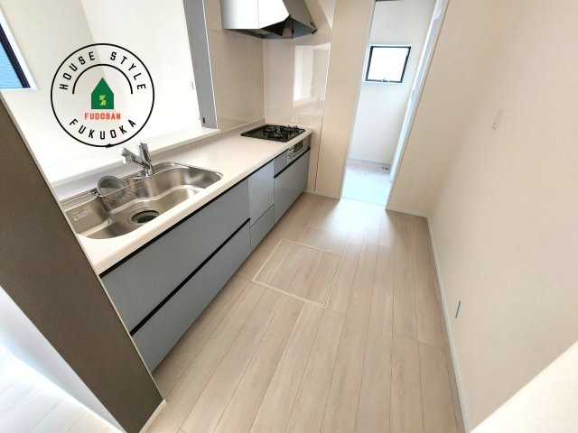 福岡市城南区七隈2丁目第6-2棟（2号棟）のキッチン|ダイニングテーブルへの配膳がラクラク、お料理はかどるカウンター付きシステムキッチン！