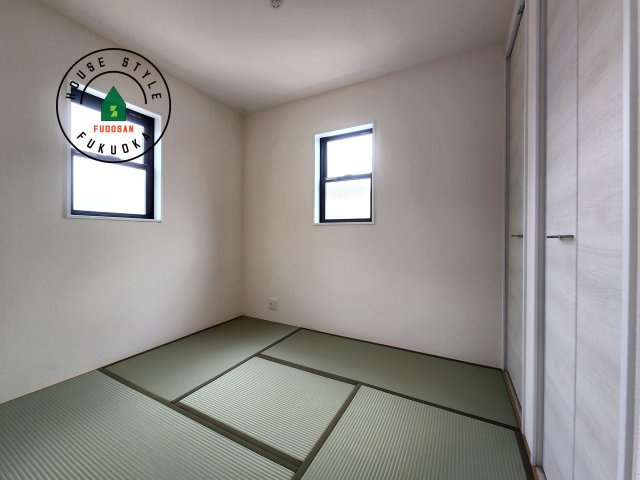 福岡市城南区七隈2丁目第6-2棟（2号棟）の和室|和室を上手に活用すると暮らし方の幅が広がります。例えば普段は開け放して、子供の小さいうちはお昼寝や遊びのスペースに。畳はソフトなので転んでもケガをしにくく安心です