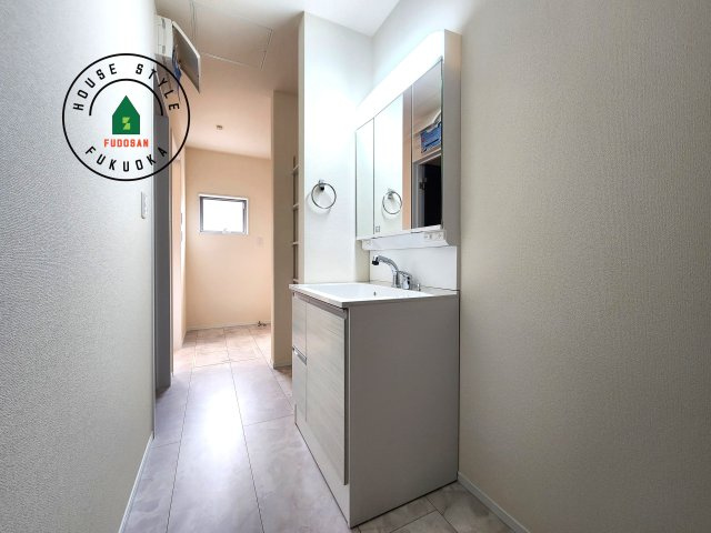 福岡市城南区七隈2丁目第6-2棟（1号棟）の脱衣所|ゆとりの洗面スペースで朝の身支度もスムーズに。暮らしを快適に変えるシャワー付洗面台です！