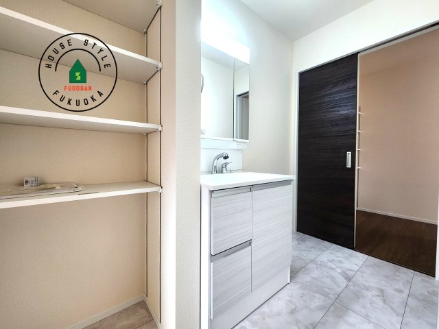 福岡市城南区七隈2丁目第6-2棟（1号棟）の独立洗面台|毎日使うものだから清潔な空間を保ちたい水回り。洗面にはそんな願いを解消させてくれる収納アイデアが満載です。三面鏡の裏側にはキャビネットが現れ小物から背の高い物まで収納できます。