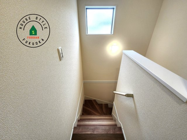 福岡市城南区七隈2丁目第6-2棟（1号棟）の内装|＜手すり付階段＞手すりがないと階段の昇り降りで危険なことはもちろん、壁に手をつきながら歩くことで壁紙が汚れやすくなります。すべての方に快適に昇り降りしていただくため、手すりを設置しました。