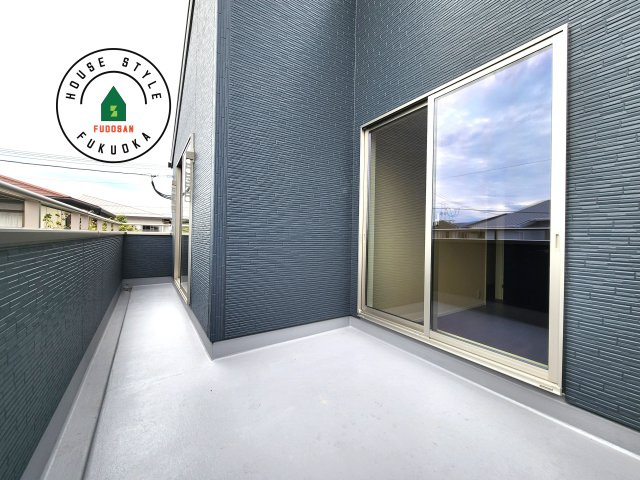 福岡市城南区七隈2丁目第6-2棟（1号棟）のバルコニー|風をしっかりと感じられるバルコニーでは、毎日が洗濯日和です。広々としているので洗濯も楽しくなるでしょうし、気分転換にバルコニーからの眺めを楽しむのもいいでしょう。