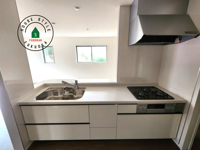 福岡市城南区七隈2丁目第6-2棟（1号棟）のキッチン|ご家族を近くに感じられる対面キッチンのLDK。会話もはずみそうですね。