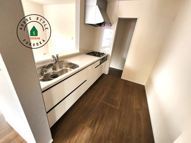 福岡市城南区七隈2丁目第6-2棟（1号棟）のキッチン|ダイニングテーブルへの配膳がラクラク、お料理はかどるカウンター付きシステムキッチン！