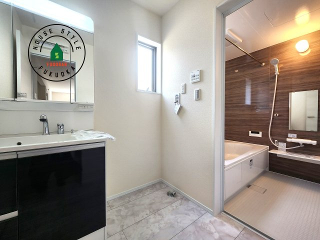 福岡市南区長住5丁目第8-3棟（2号棟）の内観：施工例|ゆとりの洗面スペースで朝の身支度もスムーズに。暮らしを快適に変えるシャワー付洗面台です！