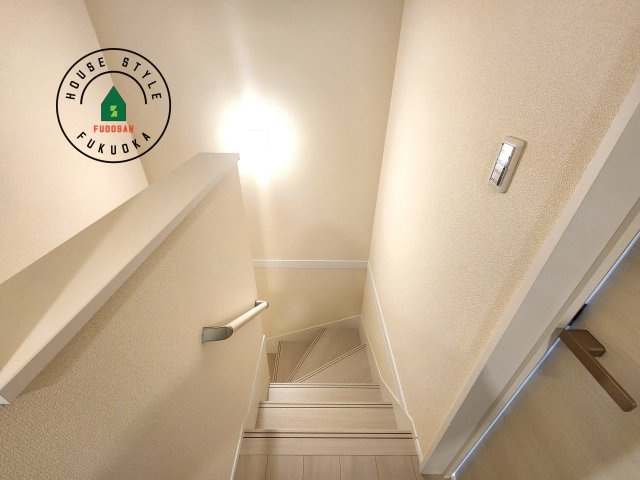 福岡市南区長住5丁目第8-3棟（2号棟）の内観：施工例|＜手すり付階段＞手すりがないと階段の昇り降りで危険なことはもちろん、壁に手をつきながら歩くことで壁紙が汚れやすくなります。すべての方に快適に昇り降りしていただくため、手すりを設置しました。