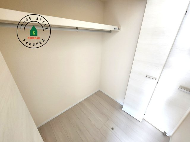 福岡市南区長住5丁目第8-3棟（2号棟）の内観：施工例|洋服や大きな荷物が多い方や人数の多いご家族などは、一般的なクローゼットよりもウォークインクローゼットのほうが使い勝手が良いです。