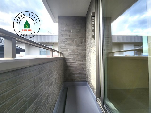 福岡市南区長住5丁目第8-3棟（2号棟）の外観：施工例|風をしっかりと感じられるバルコニーでは、毎日が洗濯日和です。広々としているので洗濯も楽しくなるでしょうし、気分転換にバルコニーからの眺めを楽しむのもいいでしょう。