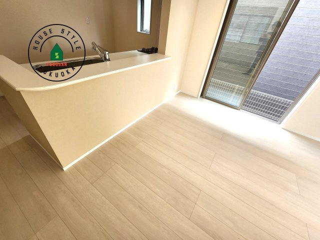 福岡市南区長住5丁目第8-3棟（2号棟）の内観：施工例|キッチンから立ち込める香りが今日の料理を期待させます。