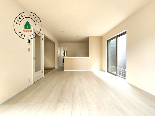 福岡市南区長住5丁目第8-3棟（2号棟）の内観：施工例|キッチンからリビングをしっかり確認できます。家族の笑顔があふれる空間になりそうですね。