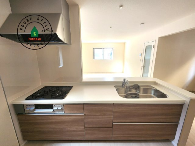 福岡市南区長住5丁目第8-3棟（2号棟）の内観：施工例|ご家族を近くに感じられる対面キッチンのLDK。会話もはずみそうですね。