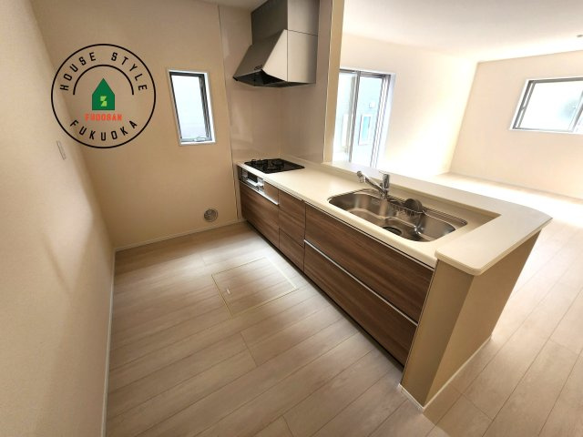 福岡市南区長住5丁目第8-3棟（2号棟）の内観：施工例|ダイニングテーブルへの配膳がラクラク、お料理はかどるカウンター付きシステムキッチン！