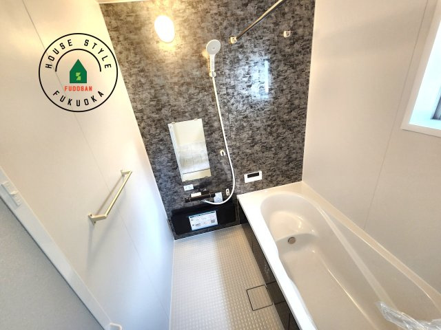 福岡市南区長住5丁目第8-3棟（3号棟）の内観：施工例|1日の疲れを癒してくれる広々バスルーム。雨の日のお洗濯にも大活躍な浴室乾燥機付です！