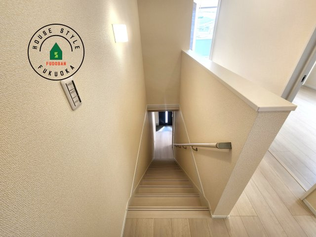 福岡市南区長住5丁目第8-3棟（3号棟）の内観：施工例|＜手すり付階段＞手すりがないと階段の昇り降りで危険なことはもちろん、壁に手をつきながら歩くことで壁紙が汚れやすくなります。すべての方に快適に昇り降りしていただくため、手すりを設置しました。