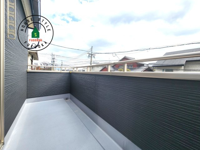 福岡市南区長住5丁目第8-3棟（3号棟）の外観：施工例|風をしっかりと感じられるバルコニーでは、毎日が洗濯日和です。広々としているので洗濯も楽しくなるでしょうし、気分転換にバルコニーからの眺めを楽しむのもいいでしょう。