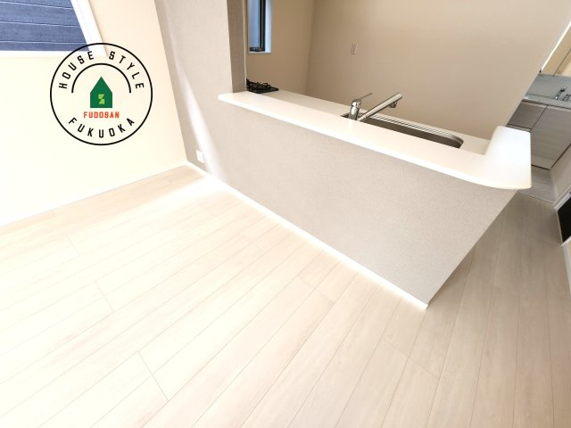 福岡市南区長住5丁目第8-3棟（3号棟）の内観：施工例|キッチンから立ち込める香りが今日の料理を期待させます。