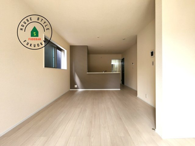 福岡市南区長住5丁目第8-3棟（3号棟）の内観：施工例|キッチンからリビングをしっかり確認できます。家族の笑顔があふれる空間になりそうですね。