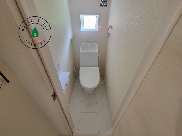 福岡市西区拾六町4丁目第1-3（3号棟）の内観：施工例|温水洗浄便座を完備しております。2ヶ所にトイレがあるのは朝の慌ただしい時間も安心です。