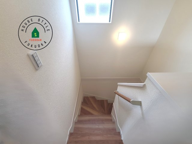 福岡市西区拾六町4丁目第1-3（3号棟）の内観：施工例|＜手すり付階段＞手すりがないと階段の昇り降りで危険なことはもちろん、壁に手をつきながら歩くことで壁紙が汚れやすくなります。すべての方に快適に昇り降りしていただくため、手すりを設置しました。