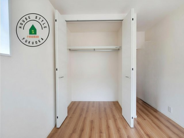 福岡市西区拾六町4丁目第1-3（3号棟）の内観：施工例|洋服や大きな荷物が多い方や人数の多いご家族などは、一般的なクローゼットよりもウォークインクローゼットのほうが使い勝手が良いです。