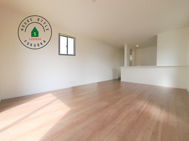 福岡市西区拾六町4丁目第1-3（3号棟）の内観：施工例|キッチンからリビングをしっかり確認できます。家族の笑顔があふれる空間になりそうですね。