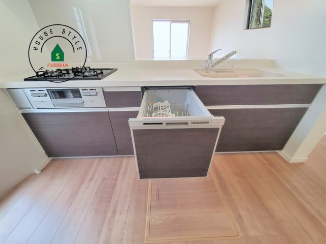 福岡市西区拾六町4丁目第1-3（3号棟）の内観：施工例|ご家族を近くに感じられる対面キッチンのLDK。会話もはずみそうですね。