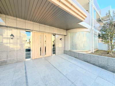 【エントランス】 | リステージパルティエソレイユ | ◆堂々たる趣ながら、主張し過ぎずどこか余裕を感じさせるシャープなフォルムで佇む邸宅は、晴天の空と照らし合わせる事で、本来あるべき完成形の姿を見せてくれます。