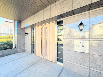 【エントランス】 | リステージパルティエソレイユ　駐車場無料/駅徒歩10分/最上階・角部屋/ペット可 | ◆明るいエントランスです！「おかえり」と「ただいま」が交差するお家の顔とも言える場所は爽やかで心地良い空間となっています。