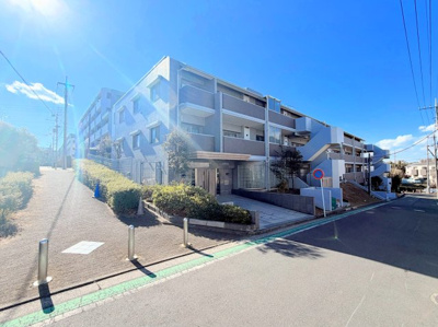 【外観】 | リステージパルティエソレイユ　駐車場無料/駅徒歩10分/最上階・角部屋/ペット可 | ◆前面道路も幅員があり車の運転も安心！前面道路は閑静な住宅地。車通りの少ない道路です。お子様にも安心です。