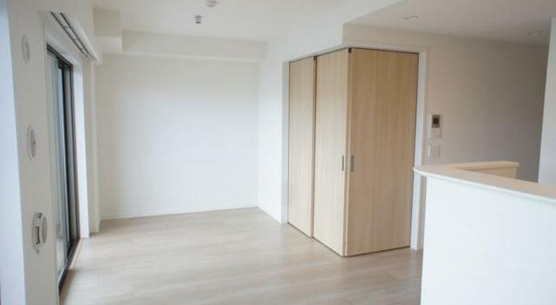 パレステージ北久里浜の居間・リビング|日当たり良好な南向き♪広々14.1帖のリビング♪