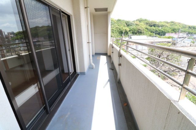 【バルコニー】 | のむら姪浜ヒルズ | 南向きのバルコニーは陽当り良好で、たっぷりのお洗濯物もよく乾きます