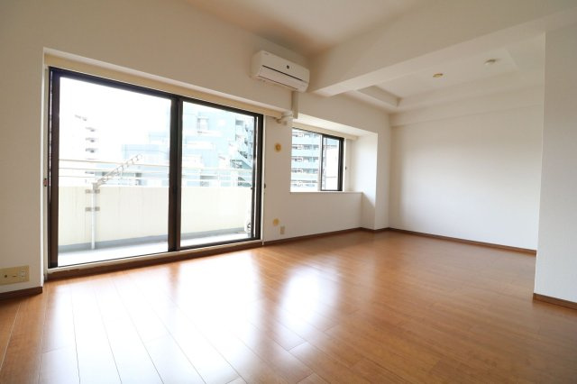 【居間・リビング】 | のむら姪浜ヒルズ | 約18帖の広々としたLDKは南向きの大きな窓から明かりがたっぷり入ります