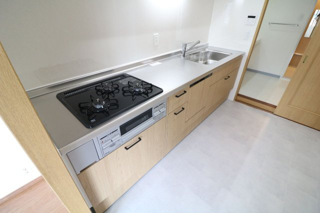 【キッチン】 | のむら姪浜ヒルズ | シンプルで機能的なシステムキッチン。洗面所につながっているので料理と洗濯を同時にできます