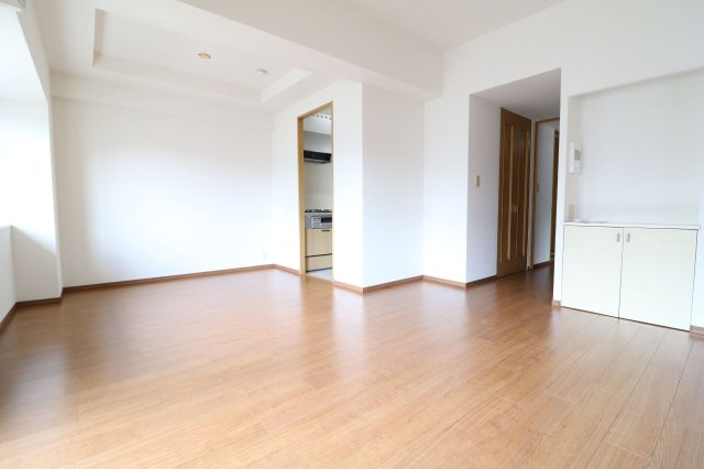 【居間・リビング】 | のむら姪浜ヒルズ | リビングは広く落ち着く空間になっており、お好きなレイアウトを楽しめます