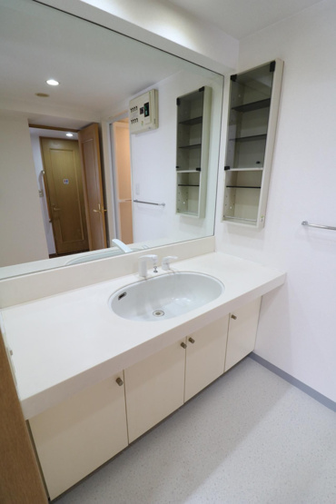 【独立洗面台】 | のむら姪浜ヒルズ | 大きな鏡で身支度が整えやすい洗面台です。鏡横に収納棚完備しています