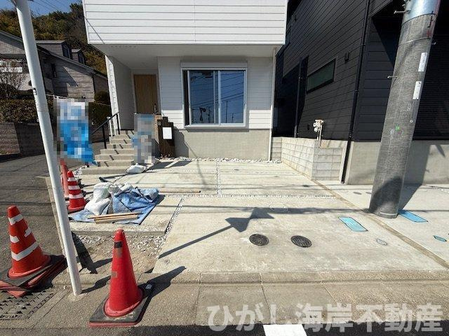 藤沢市大庭   新築戸建   全2棟の駐車場|2月6日撮影　外構工事中　現地外観