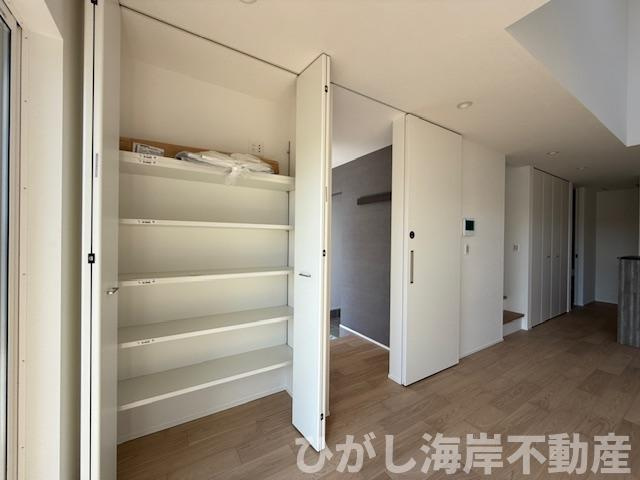 藤沢市大庭   新築戸建   全2棟の内装|LDK　収納スペース