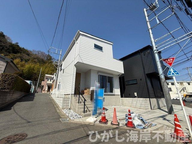 藤沢市大庭   新築戸建   全2棟の前面道路含む現地写真|2月6日撮影　外構工事中　現地外観