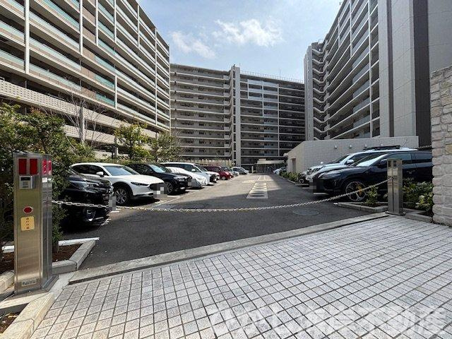 プレミスト湘南辻堂フォレストフェイスの駐車場|駐車場入り口にはチェーンゲートを採用。住人だけが利用できる安心のセキュリティ設計。