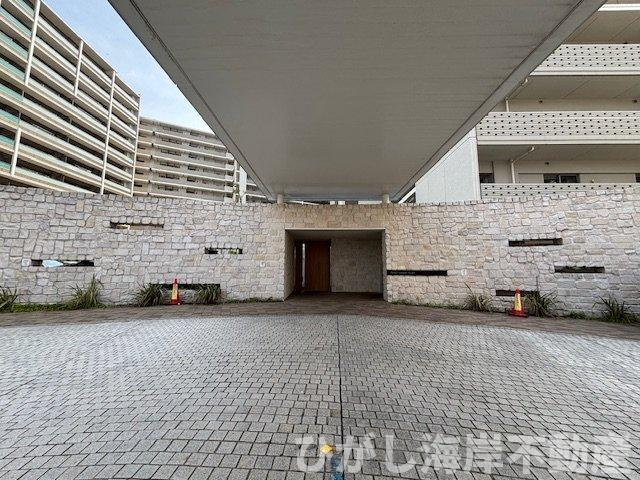 プレミスト湘南辻堂フォレストフェイス|屋根付きのエントランスで、雨の日の出入りもストレスフリー。