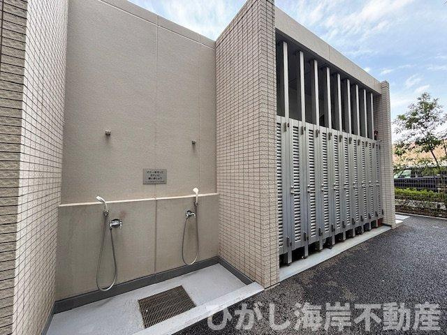 プレミスト湘南辻堂フォレストフェイスの設備|湘南ライフを満喫できる設備充実。敷地内には外シャワー＆サーフボード置き場も。