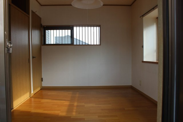 【洋室】 | 早良区梅林７丁目 戸建て | 4帖の洋室。コンパクト＆シンプルなお部屋なのでお仕事部屋や家事部屋としても使えそうです
