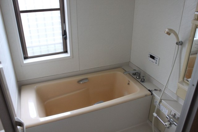 【浴室】 | 早良区梅林７丁目 戸建て | 大きな窓があるので換気がしやすくカビの発生を抑えられます。リフォームのご相談も承っております