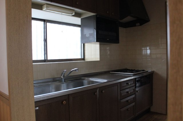 【キッチン】 | 早良区梅林７丁目 戸建て | キッチンに窓があるので手元が明るくにおいもこもりづらいです