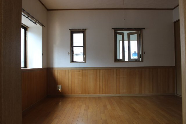 【洋室】 | 早良区梅林７丁目 戸建て | 2階8帖の洋室は広々としており、3方向に開口部があるので明るく開放感があります